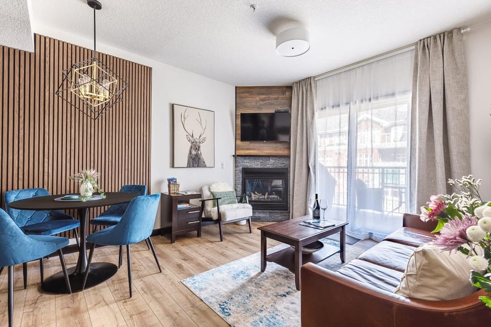 TV and multimedia, Living room, Seating area, Dining area, fireplace