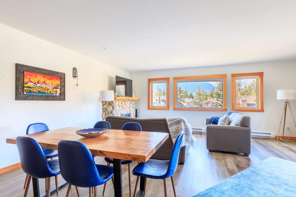 TV and multimedia, Living room, Seating area, Dining area, fireplace