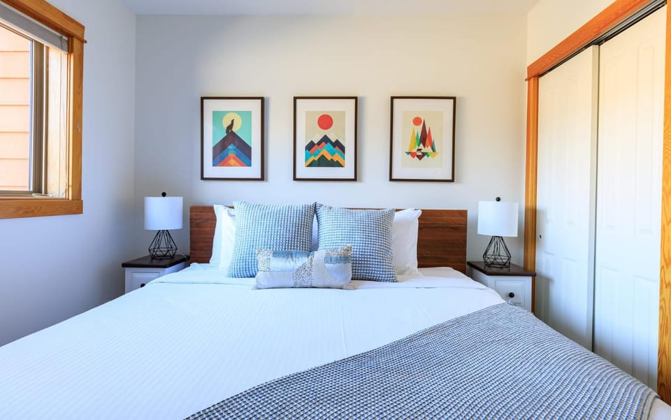 Bed, Photo of the whole room, Bedroom