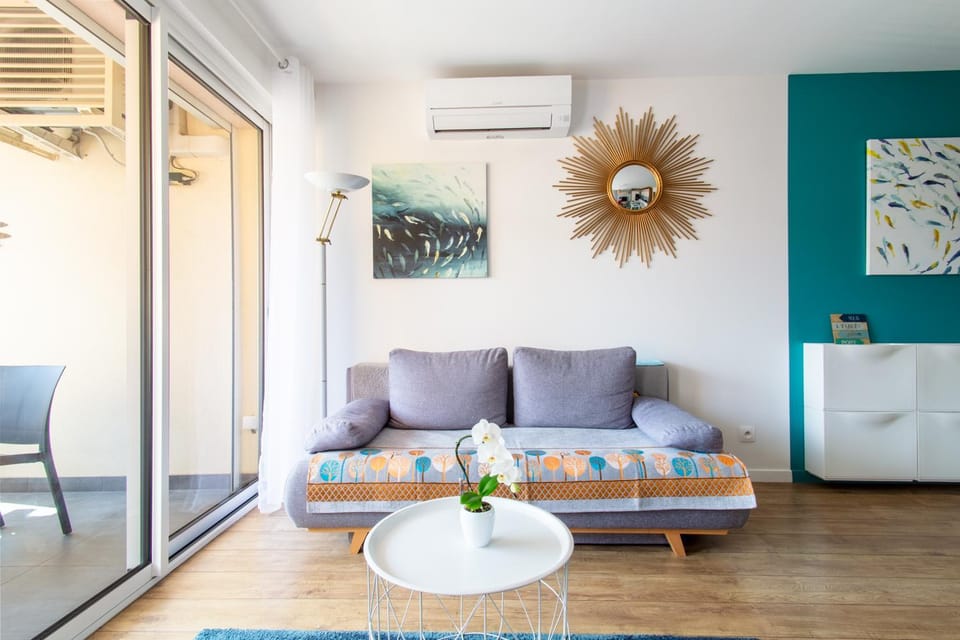 Living room, Seating area, air conditioner