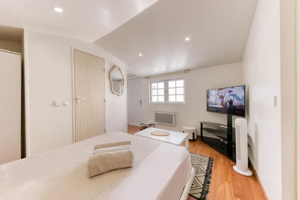 Communal lounge/ TV room, Bed, TV and multimedia, Bedroom