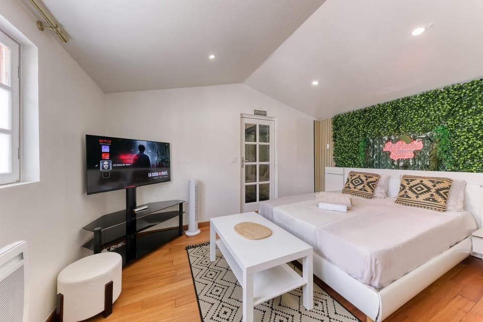 Bed, TV and multimedia, Photo of the whole room