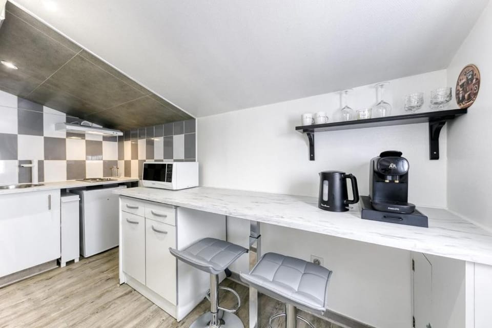 Coffee/tea facilities, Kitchen or kitchenette, minibar, stove, toaster