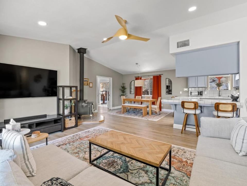 Serene Views with Hot Tub, BBQ, Fire Pit, Game Room Apartment in Ahwahnee