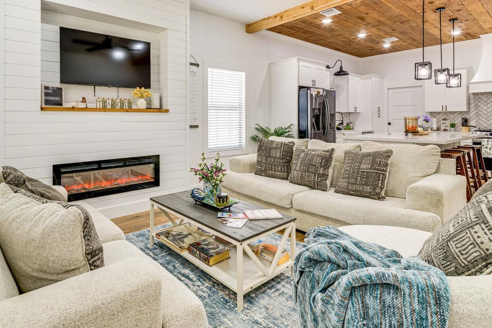 1 Mi to Dtwn Brenham! 'The Bell & Bloom Cottage' House in Brenham