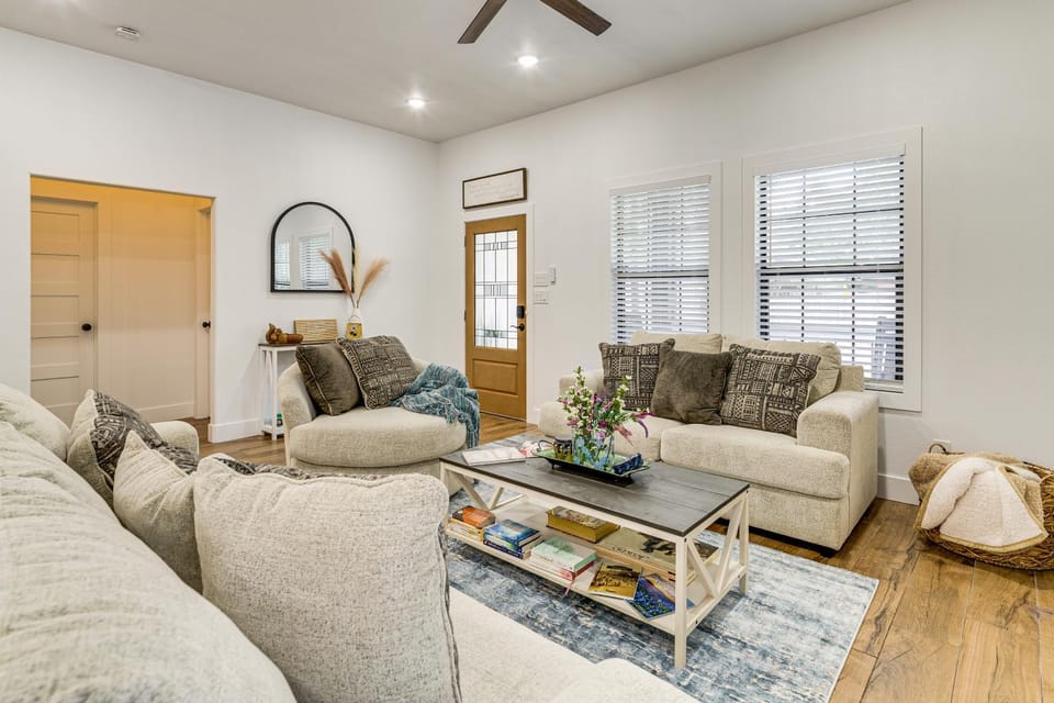1 Mi to Dtwn Brenham! 'The Bell & Bloom Cottage' House in Brenham