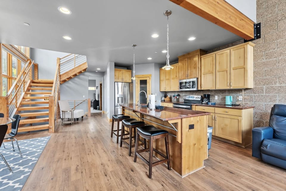 Mountain Getaway Deck Spacious Kitchen House in Wildernest