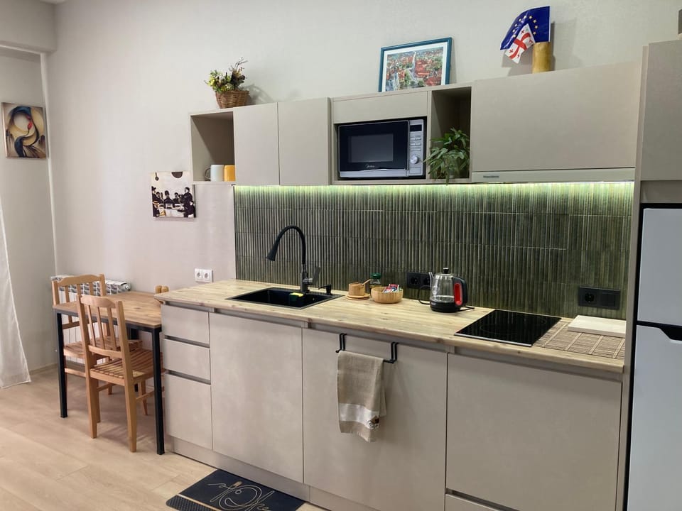 Coffee/tea facilities, Kitchen or kitchenette, Dining area, microwave, stove, washing machine