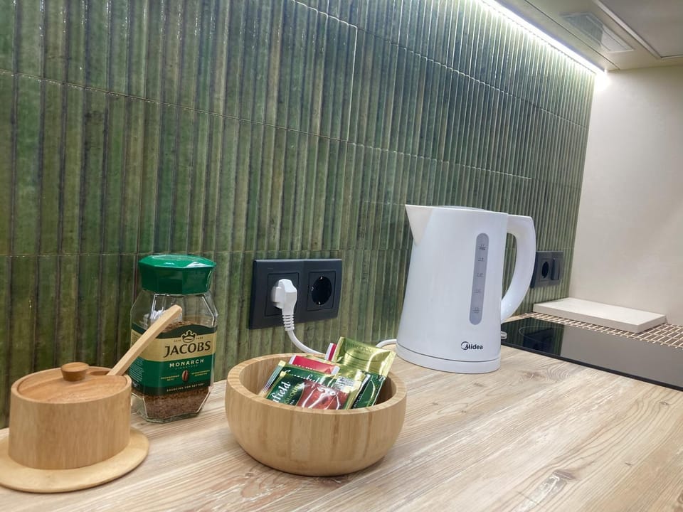 Coffee/tea facilities, Kitchen or kitchenette, stove