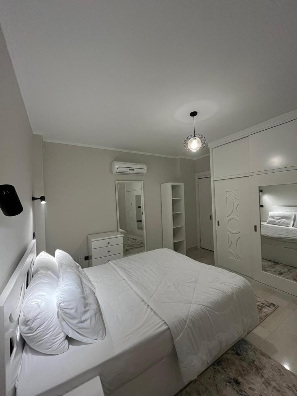 Photo of the whole room, Bedroom, wardrobe