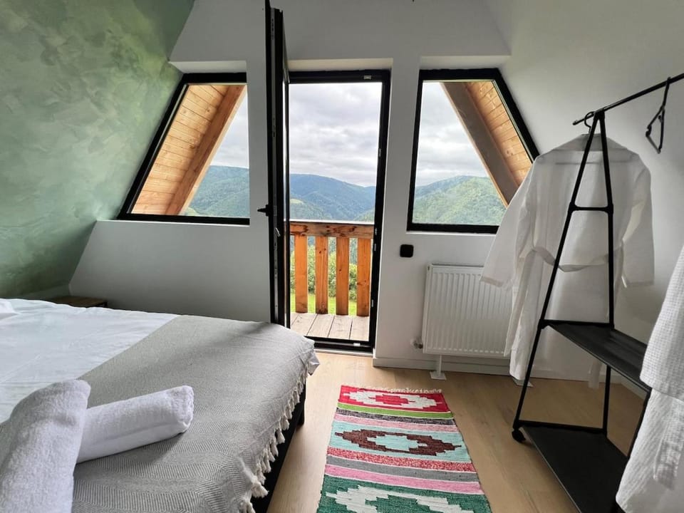 Balcony/Terrace, Bedroom, Mountain view