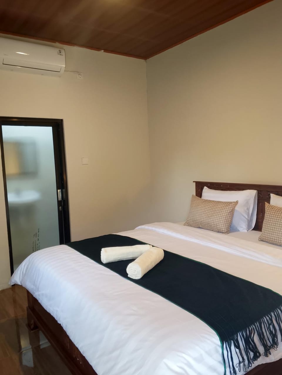 Bed, Photo of the whole room, Bedroom, towels, air conditioner