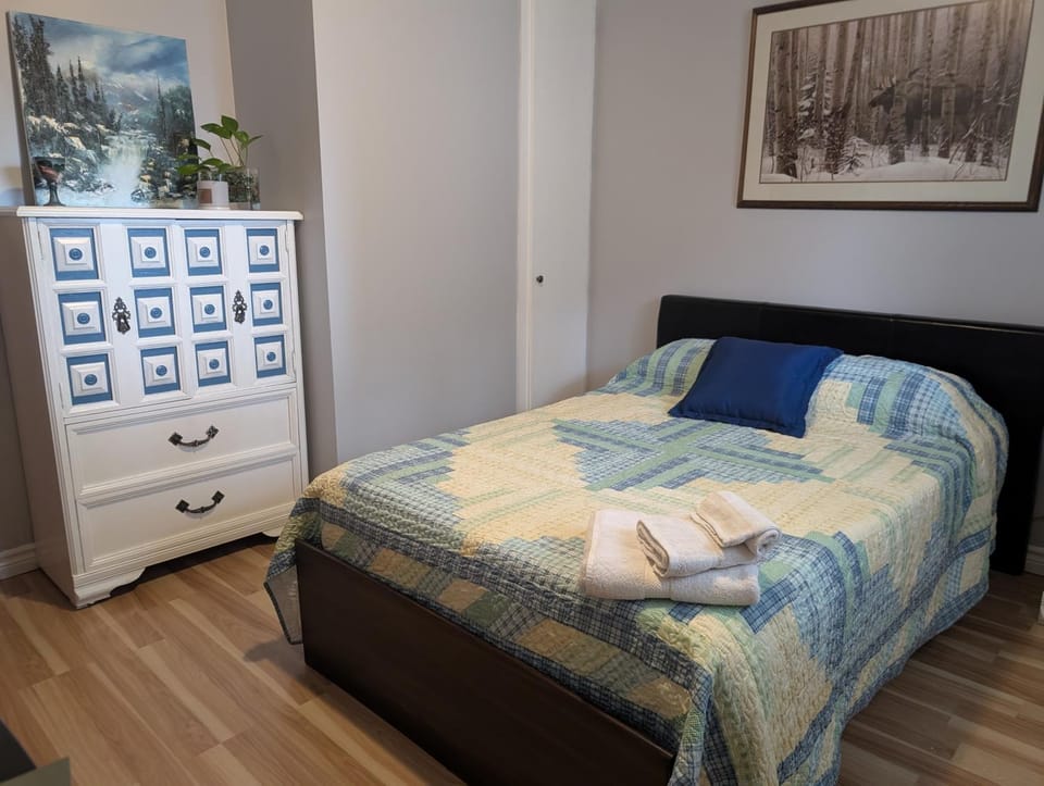 Cozy home away from home, close to hospital, college, and university with free parking Vacation rental in Peterborough