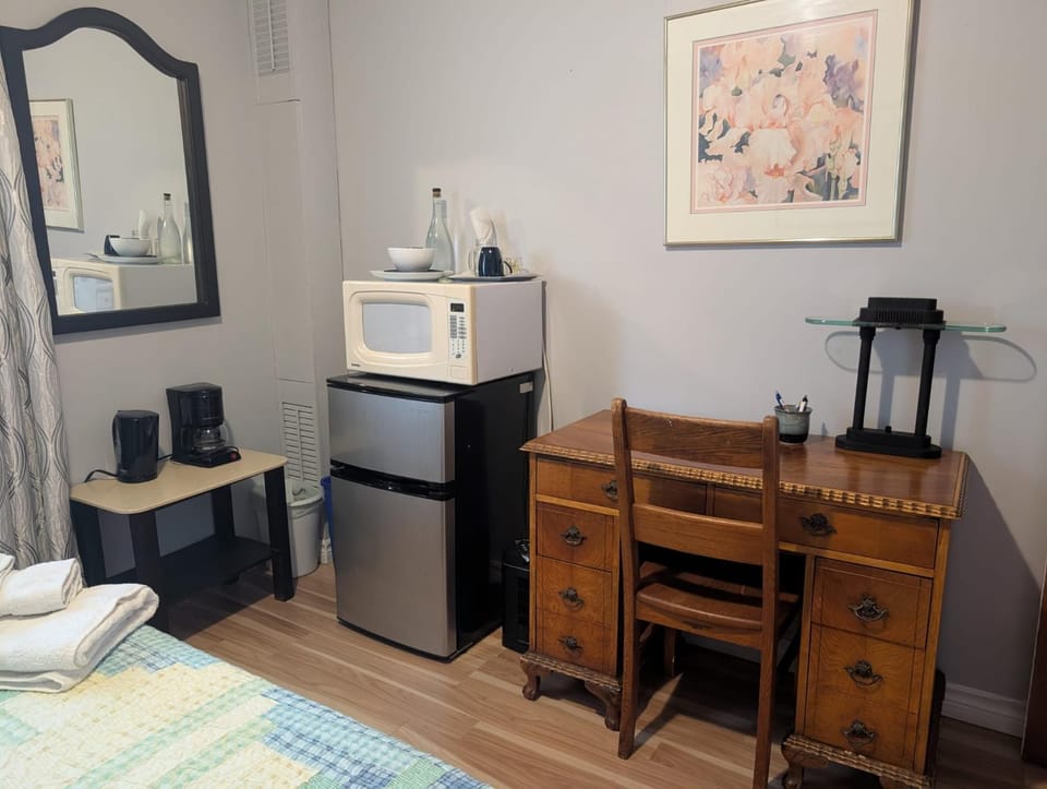 Cozy home away from home, close to hospital, college, and university with free parking Vacation rental in Peterborough