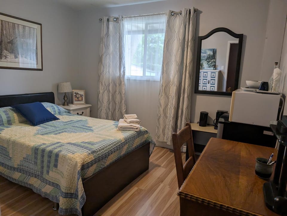 Cozy home away from home, close to hospital, college, and university with free parking Vacation rental in Peterborough