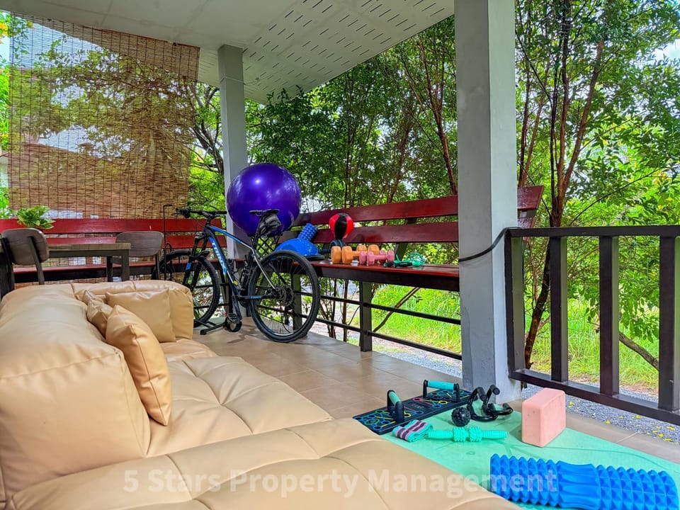 Hidden Gems - 5 min Beach, Soft Mattress, Cozy Balcony, Work & Workout zones House in Ko Pha-ngan Sub-district