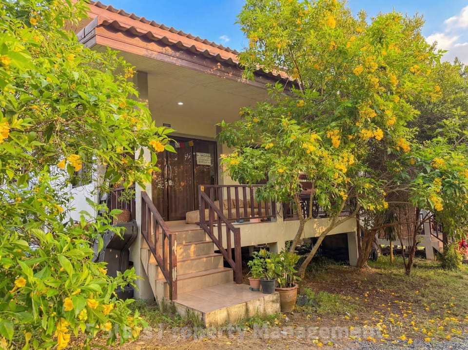 Hidden Gems - 5 min Beach, Soft Mattress, Cozy Balcony, Work & Workout zones House in Ko Pha-ngan Sub-district