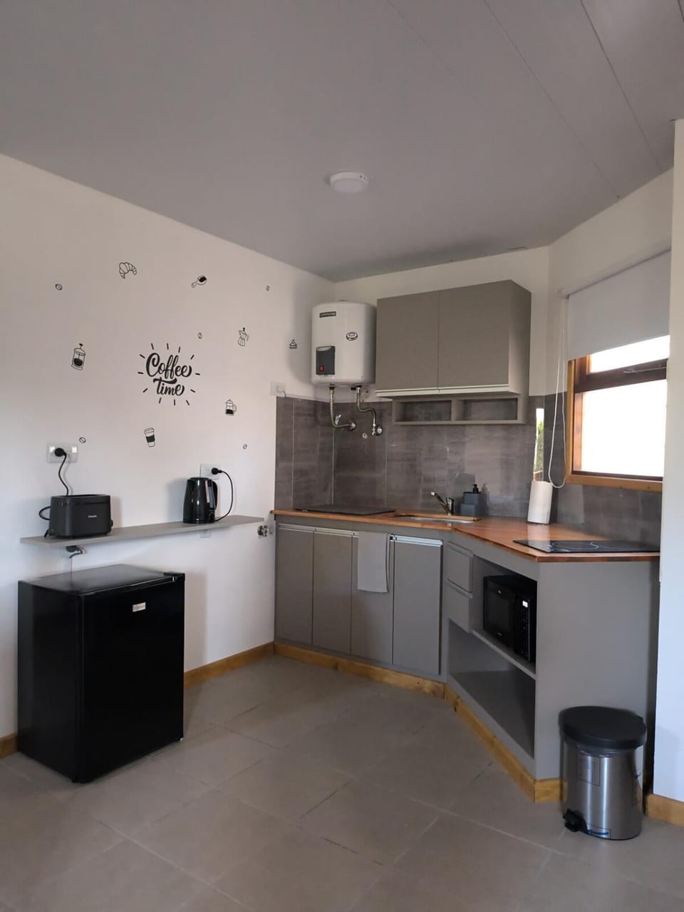 Kitchen or kitchenette, minibar, toaster