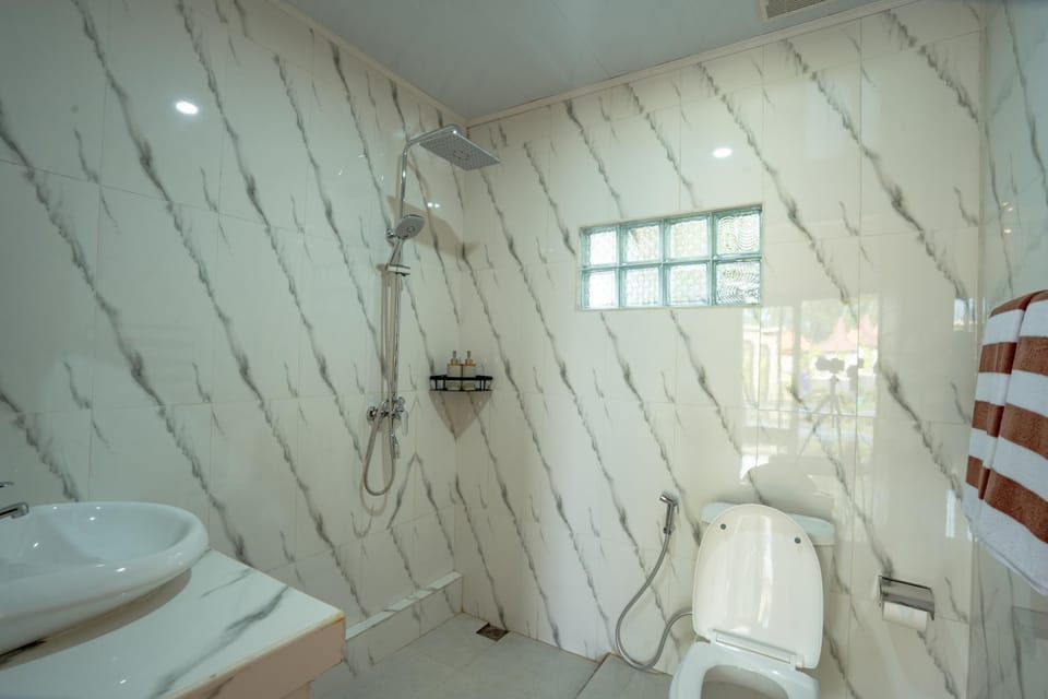 Shower, Toilet, Bathroom, Bath