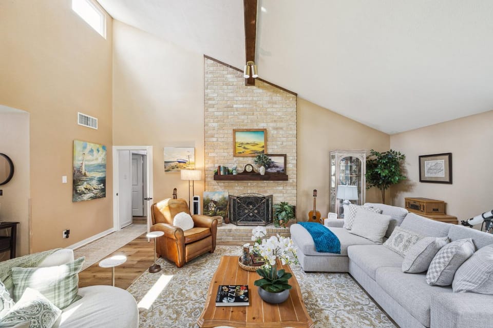 TV and multimedia, Living room, Seating area, fireplace