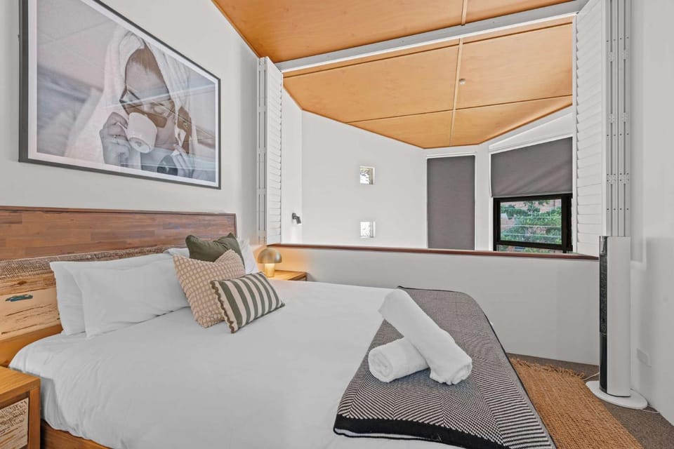 Bed, Bedroom, towels, wardrobe