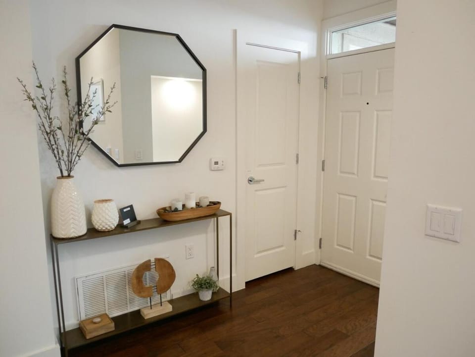 Condo in Austin- near Downtown! Apartment in Lake Austin