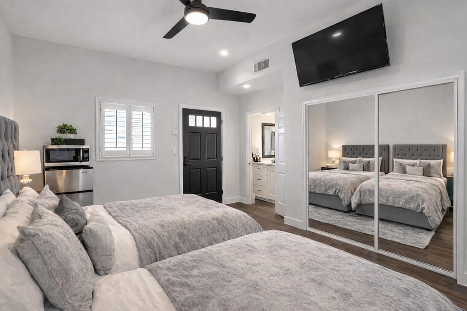 Bed, TV and multimedia, Photo of the whole room, Bedroom
