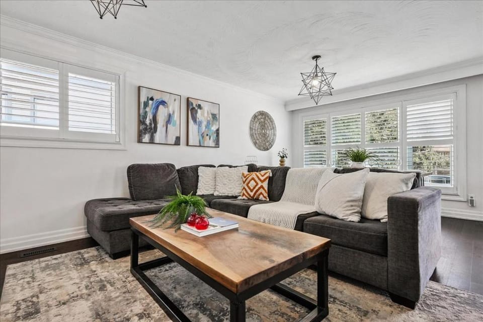 Bright 3-BDRM House, Family Home & Parking, YYZ Airport Apartment in Brampton