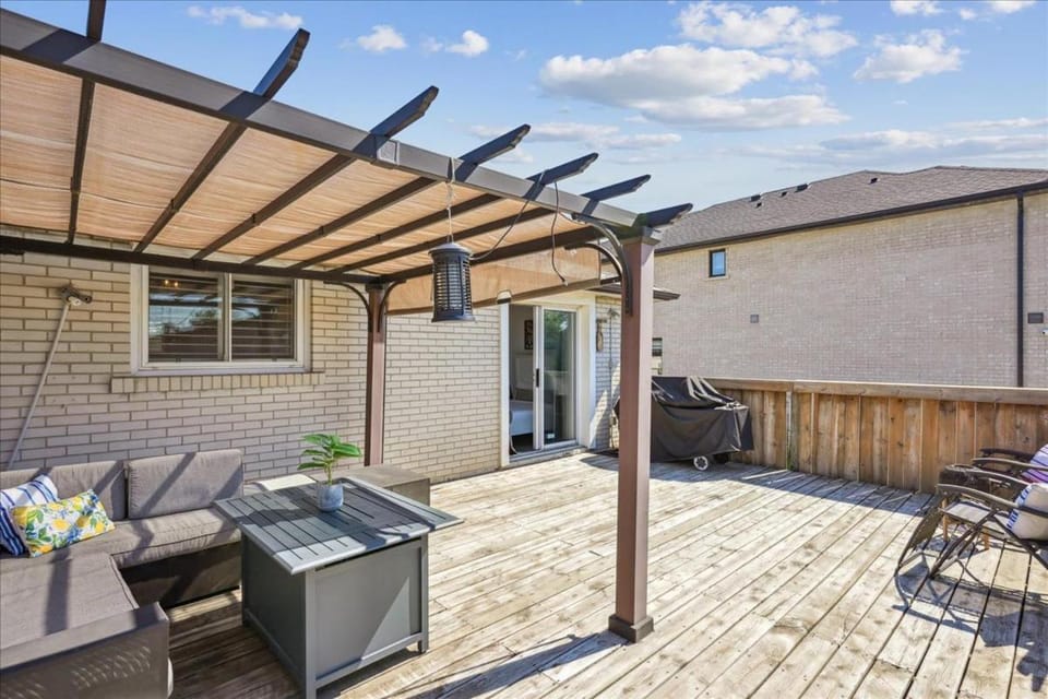 Bright 3-BDRM House, Family Home & Parking, YYZ Airport Apartment in Brampton