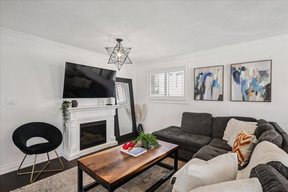 Bright 3-BDRM House, Family Home & Parking, YYZ Airport Apartment in Brampton