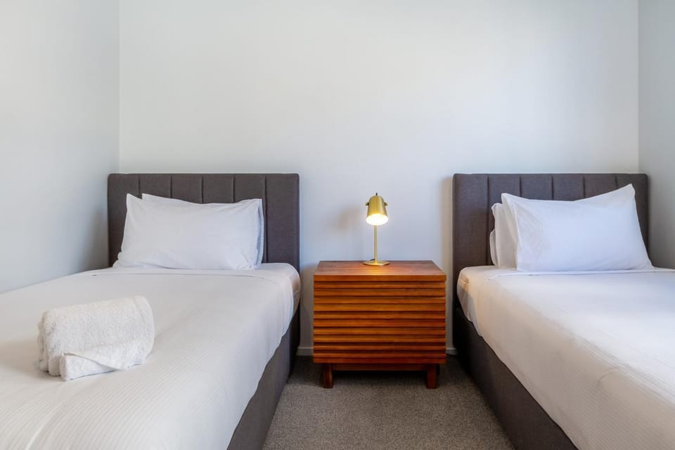 Bed, Photo of the whole room, Bedroom, towels