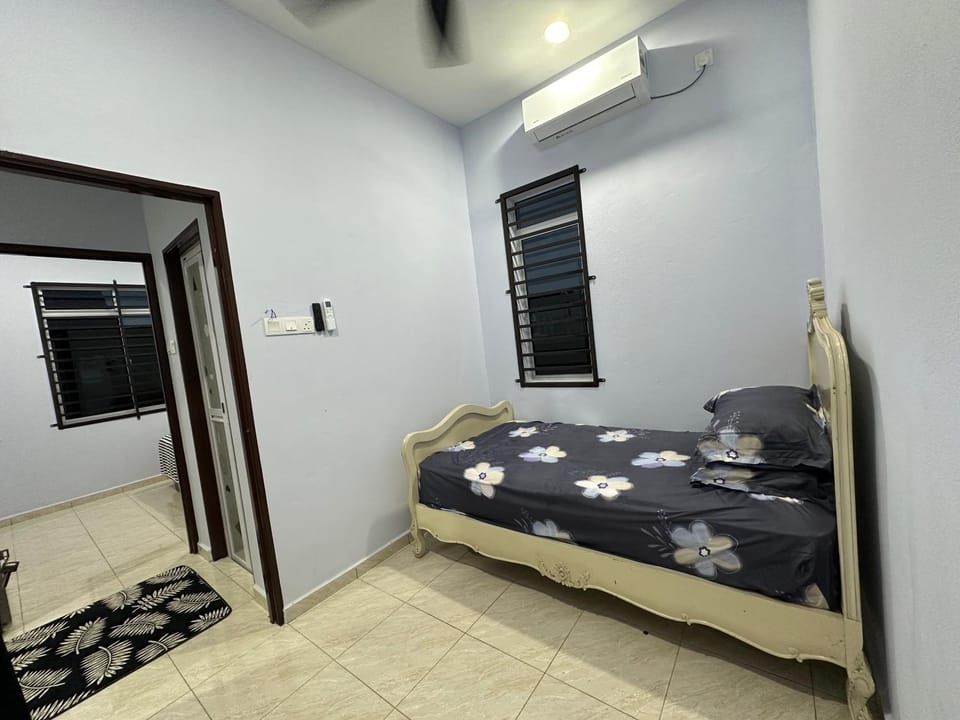 Bed, Photo of the whole room, air conditioner