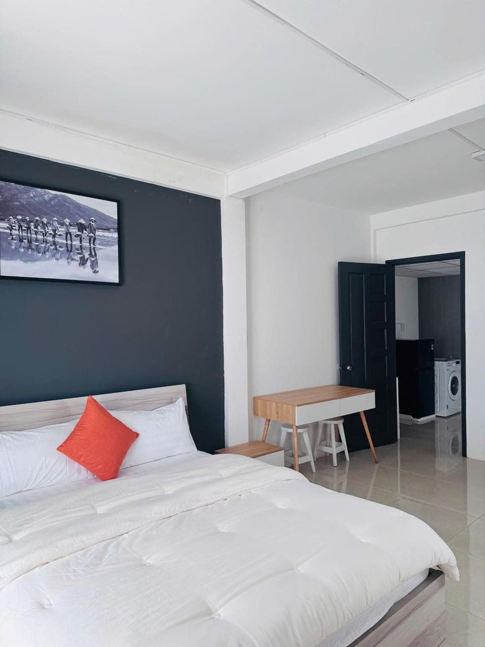 Bed, Photo of the whole room, Seating area, Bedroom