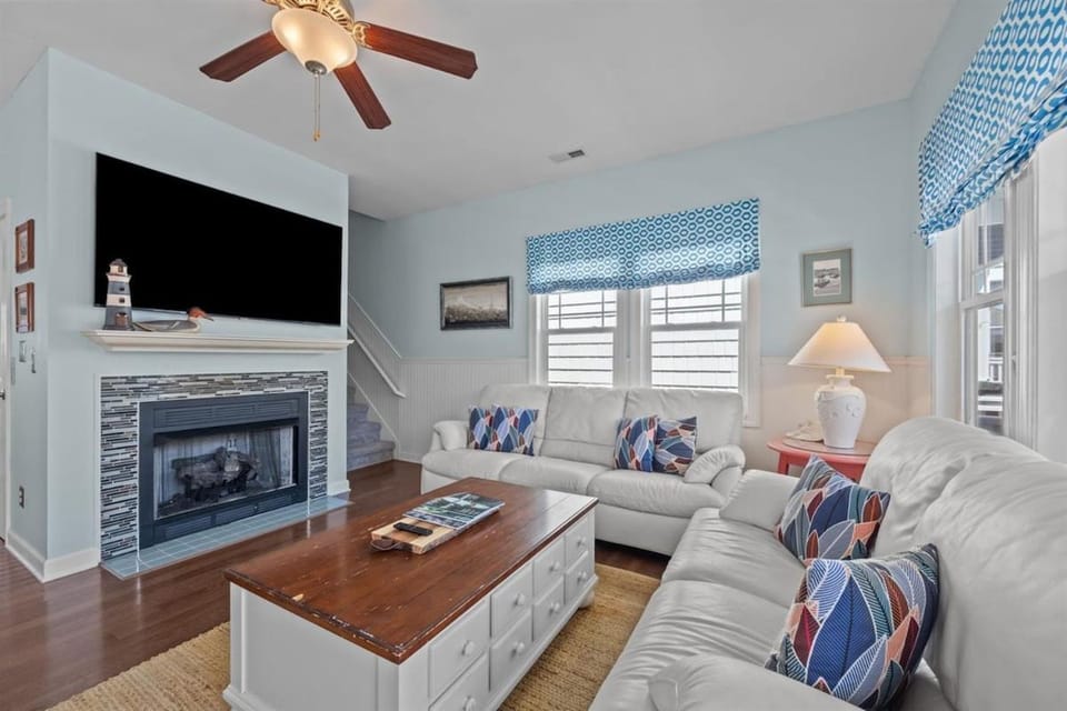 Coastal Escape, Pool, Elevator -Salty Pause Apartment in Surf City