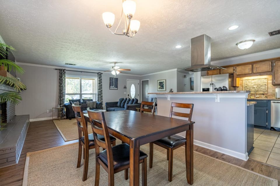 Save Midweek 3Br Near Lake Acworth and Downtown House in Acworth