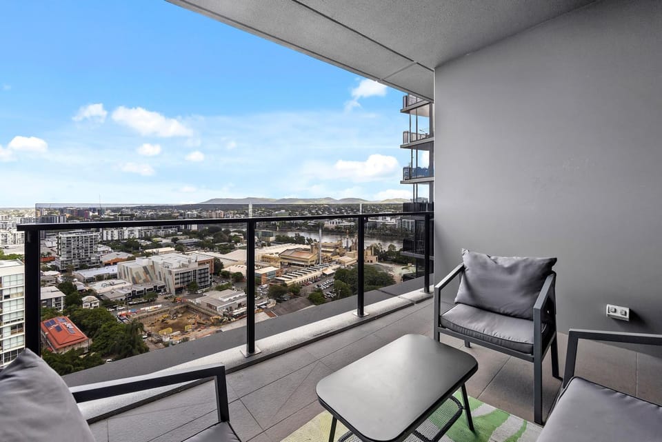 Stylish Apt with Stunning Views, Pool, Gym & Parking Apartment in Brisbane City