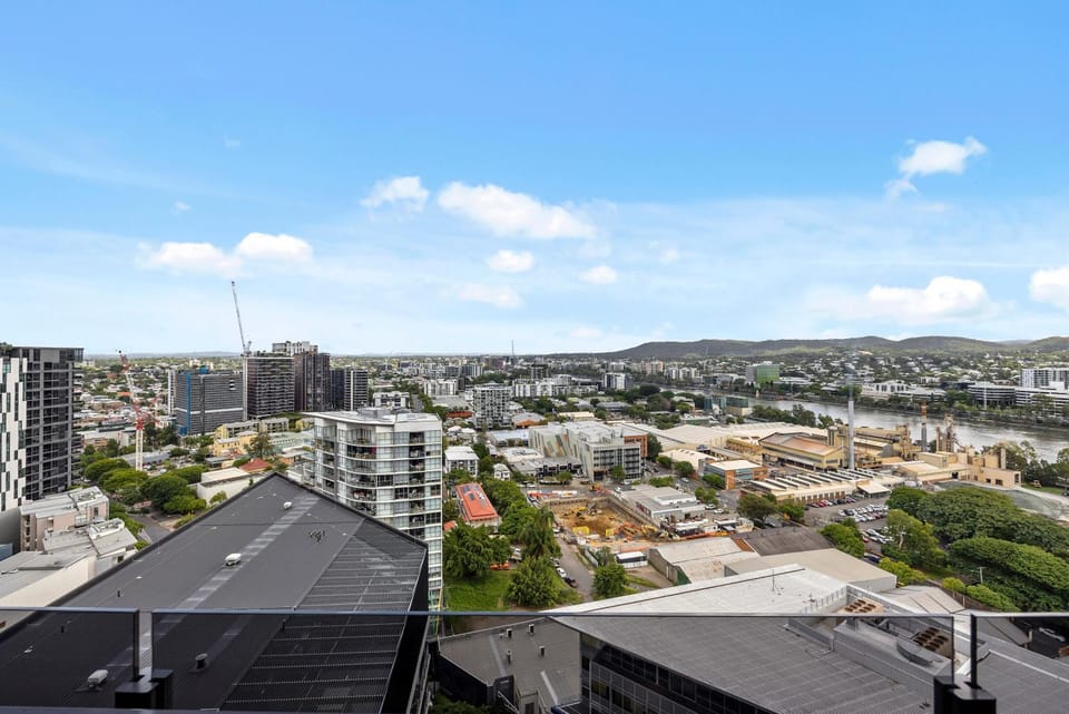 Stylish Apt with Stunning Views, Pool, Gym & Parking Apartment in Brisbane City