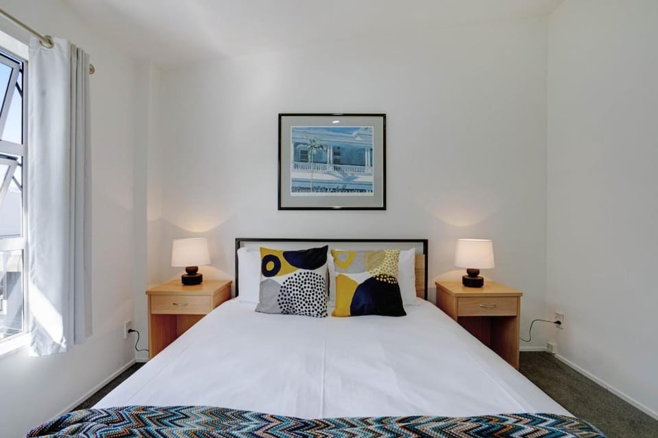 Spacious 2BR Garage 1 Stop on train to Eden Park Apartment in Auckland