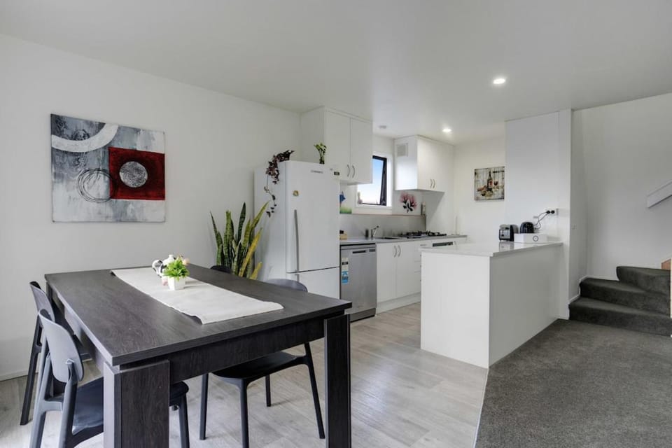 Spacious 2BR Garage 1 Stop on train to Eden Park Apartment in Auckland