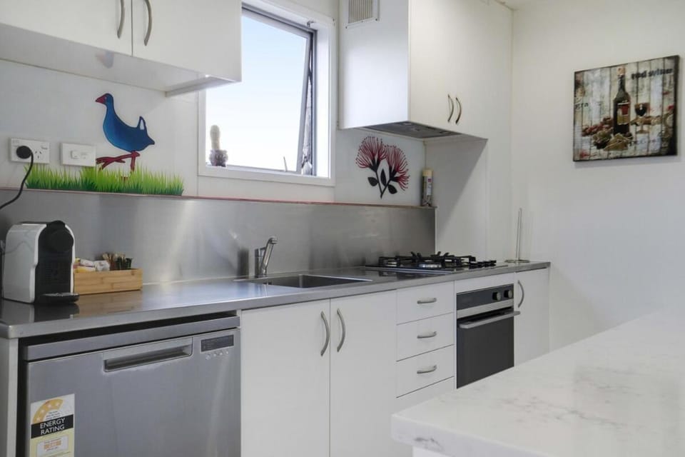 Spacious 2BR Garage 1 Stop on train to Eden Park Apartment in Auckland