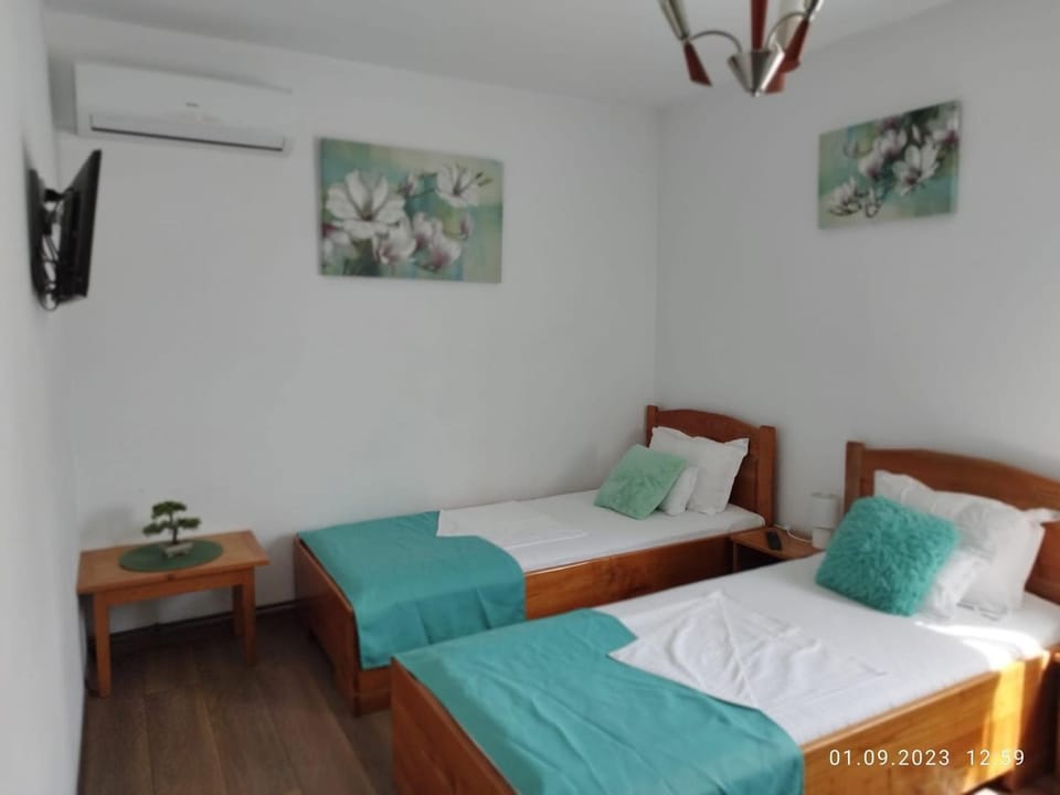 Photo of the whole room, air conditioner