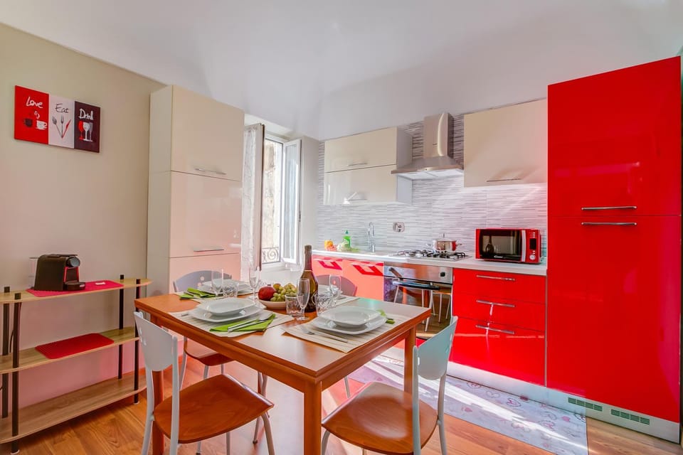 Kitchen or kitchenette, Dining area