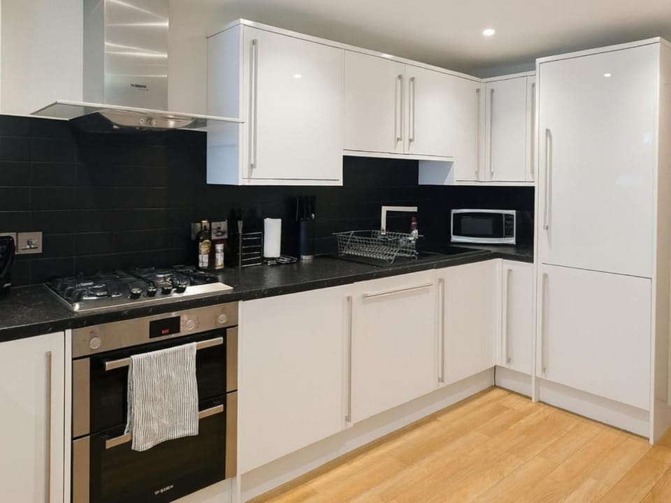 Central Windsor, FREE Parking 300m to Castle, Pet Friendly Apartment in Windsor