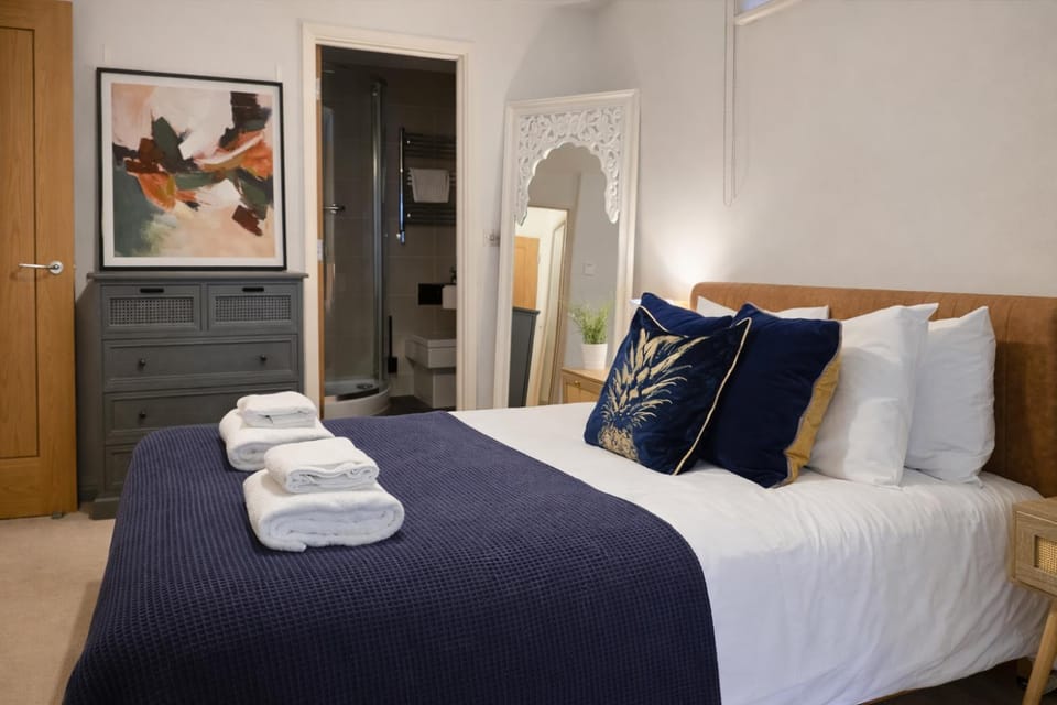 Central Windsor, FREE Parking 300m to Castle, Pet Friendly Apartment in Windsor