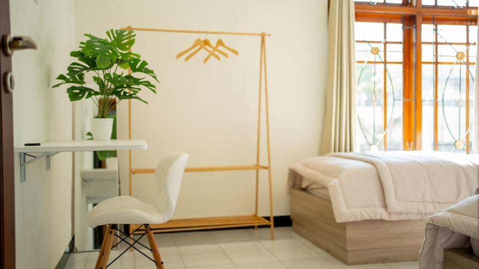 Bed, Photo of the whole room, Seating area, Bedroom