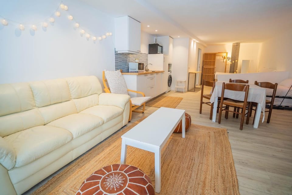 Kitchen or kitchenette, Seating area, Dining area, oven, pet friendly