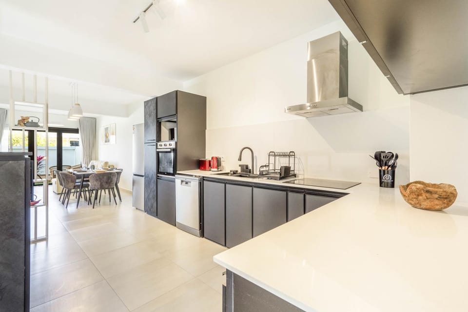 Coffee/tea facilities, Kitchen or kitchenette, dishwasher, oven, stove, toaster