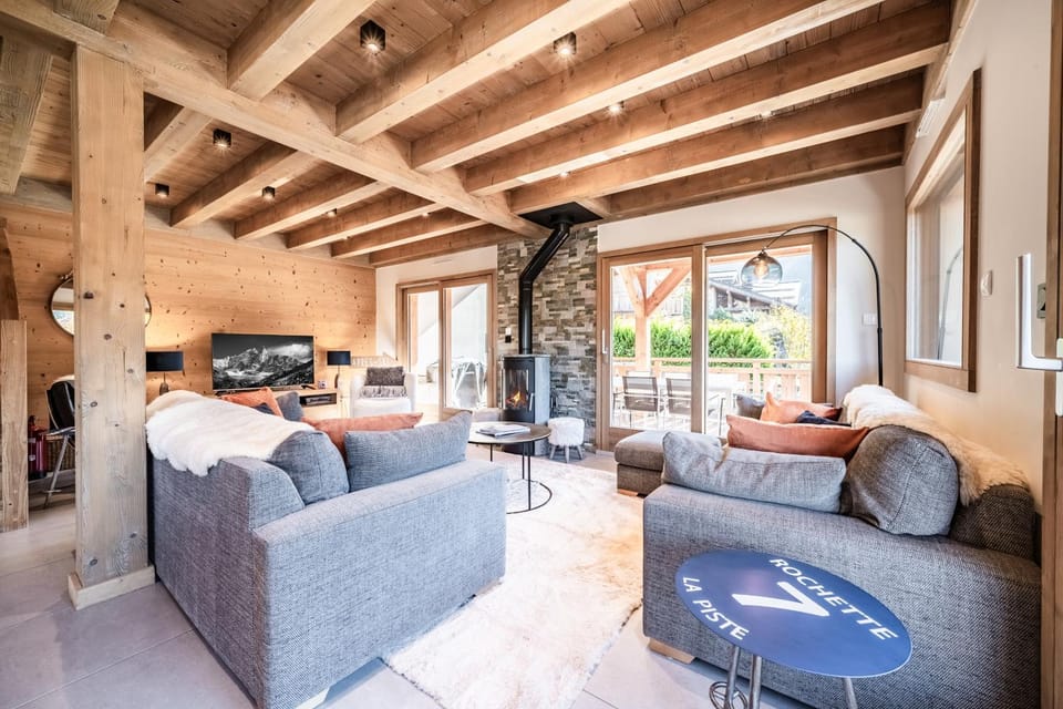 TV and multimedia, Living room, Seating area, Evening entertainment