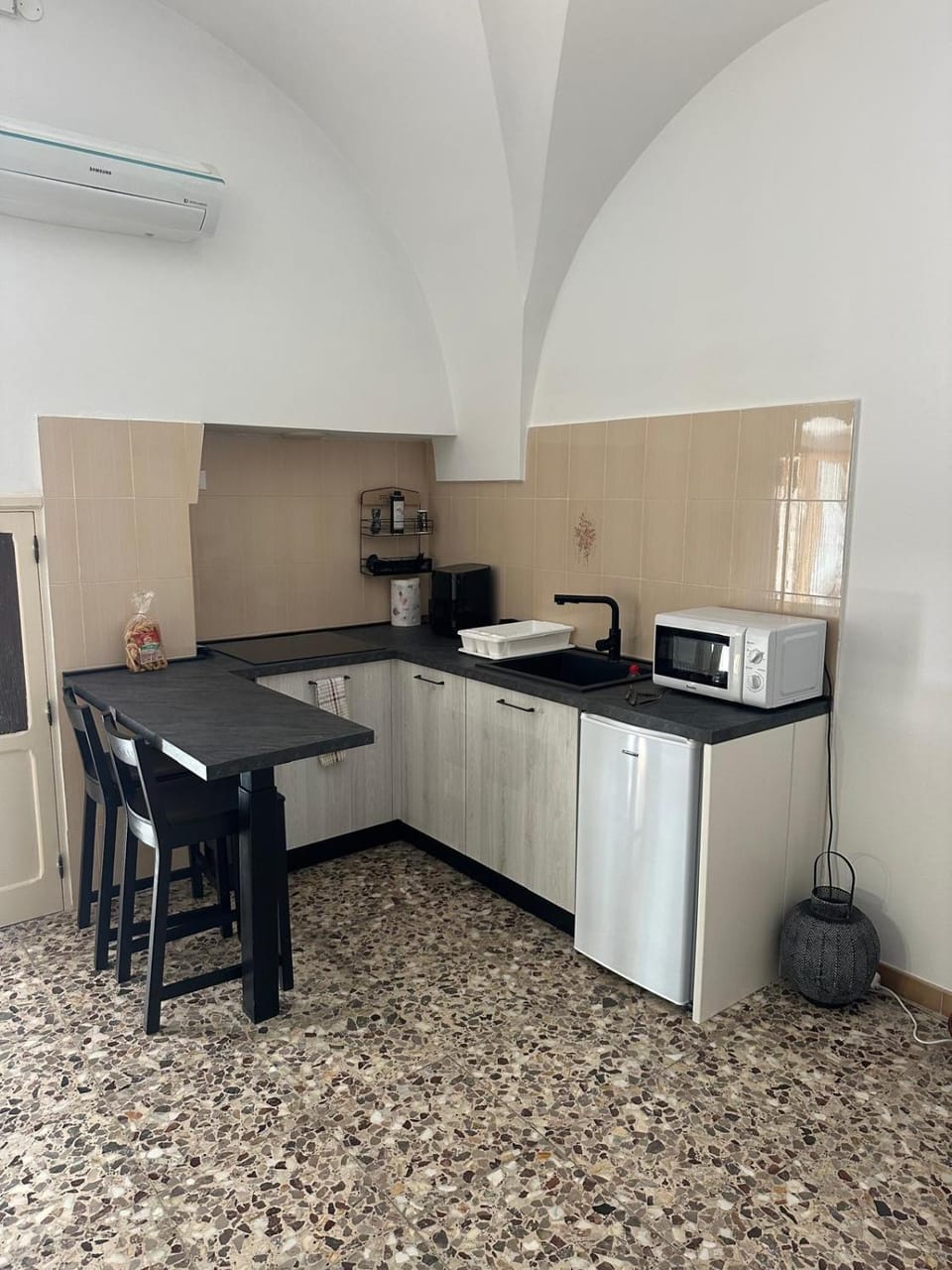 Kitchen or kitchenette, Dining area, minibar, stove