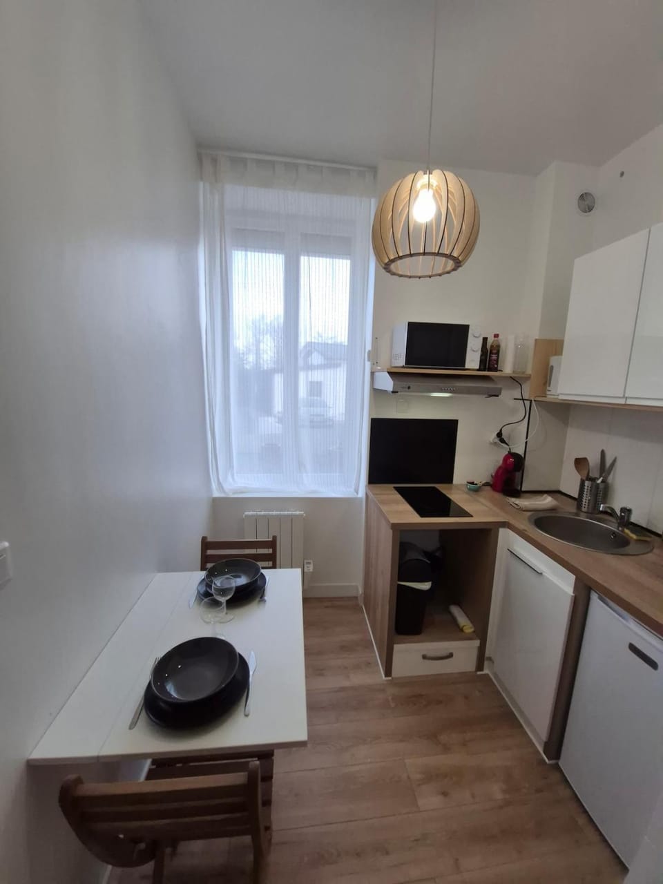 Kitchen or kitchenette, Dining area